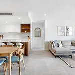 2Br Luxury Central Palm Beach Apartment